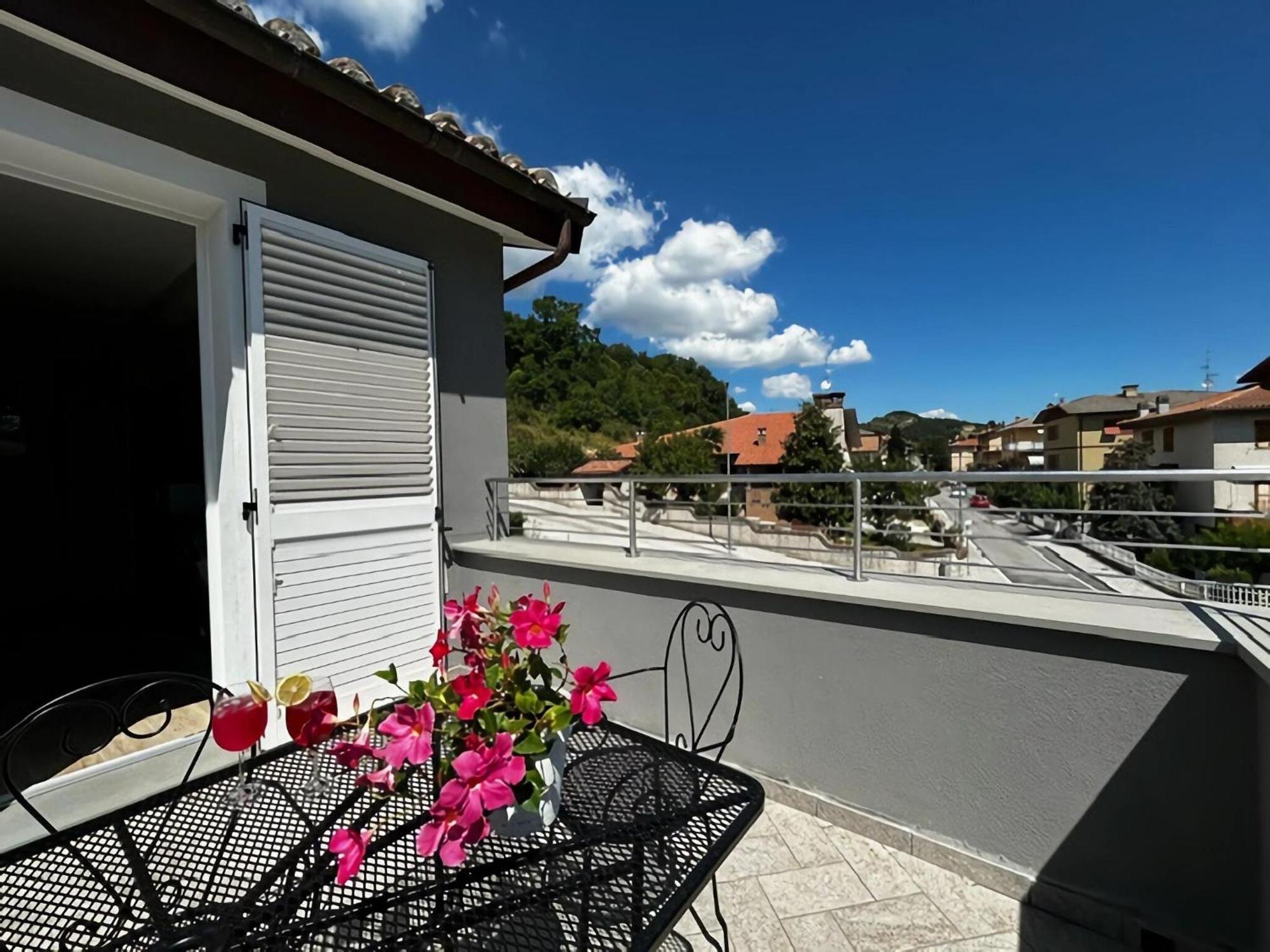 Delightful Apartment With Private Terrace Esanatoglia Exterior photo